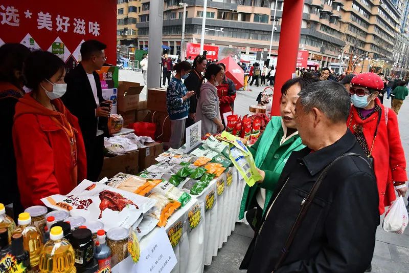 图片市民正在选购商品3