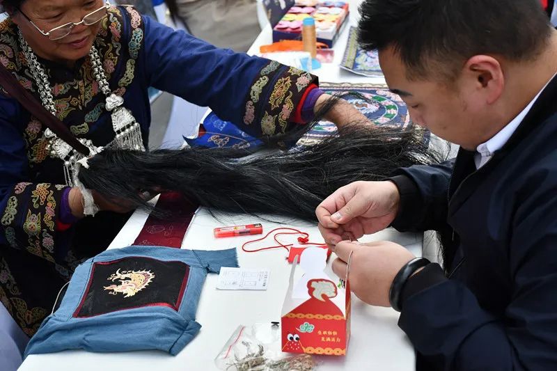 图片市民正在体验马尾绣4