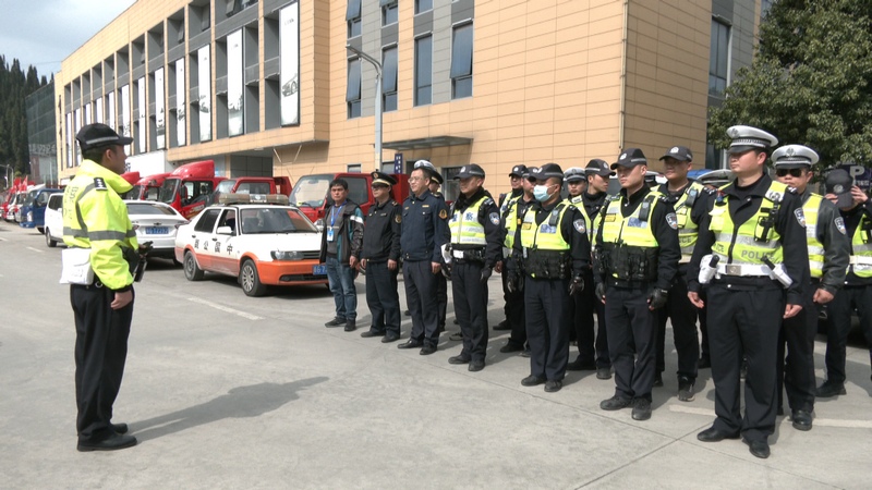 安顺经开区多部门联合开展高铁西站周边道路交通秩序整治行动，拍摄者衡亮 (1).jpg