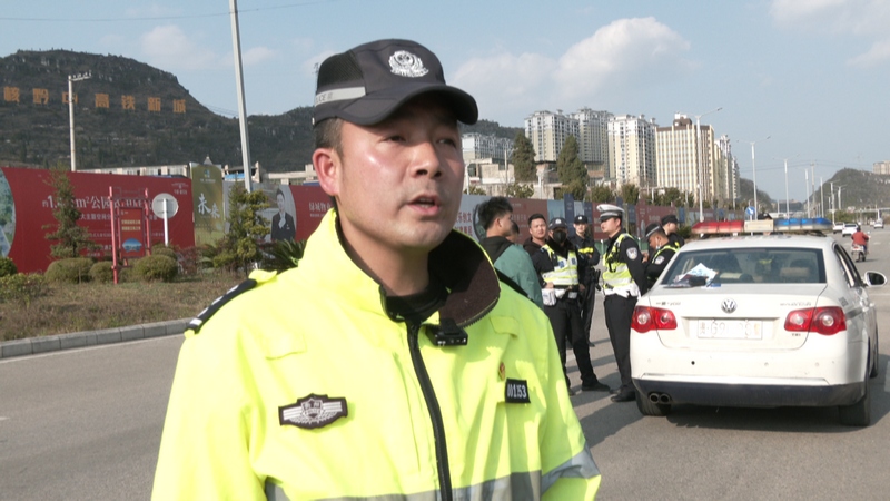 安顺经开区多部门联合开展高铁西站周边道路交通秩序整治行动。
