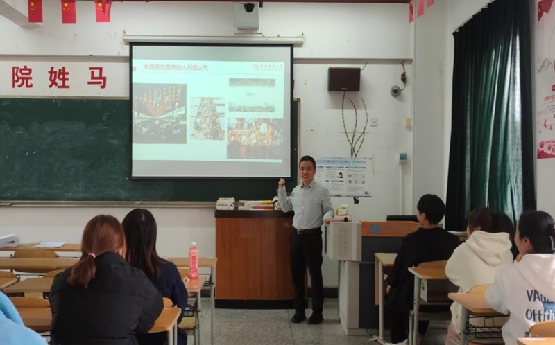 3马克思主义学院思政课教师岳伟在为本科生上开学第一课