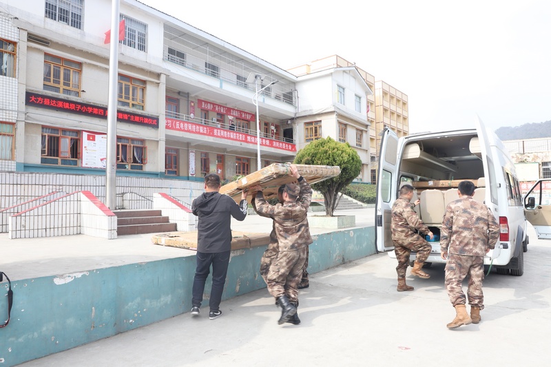 3月9日，貴州省大方縣人武部官兵正在搬運捐贈物資。（高玉霄 攝）.JPG