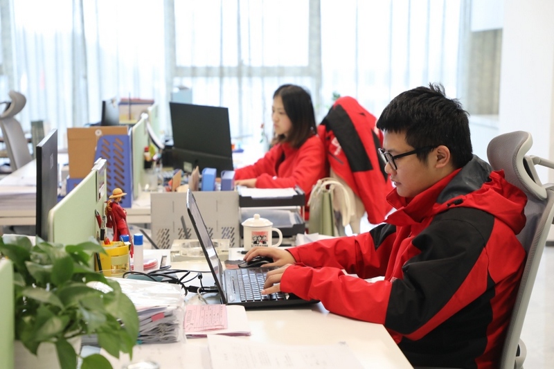 正在办公的贵阳中安科技集团有限公司员工。