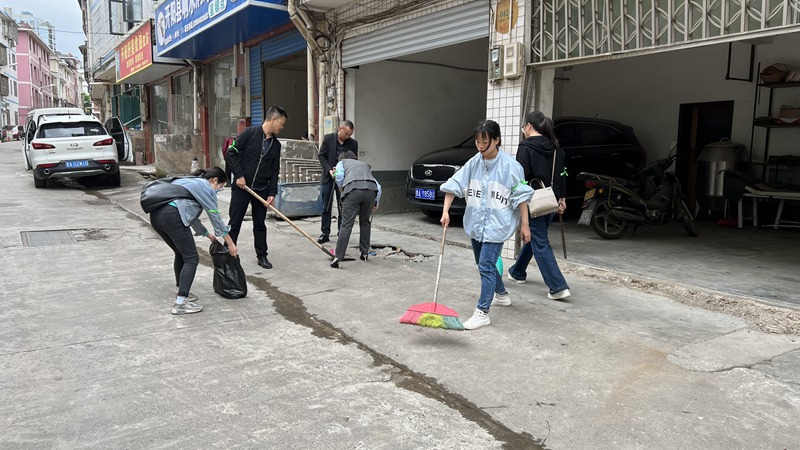图为：开阳县宣传部开展“互助开阳 相约星期三”志愿服务活动