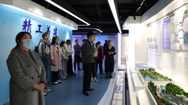 清华大学师生实地参观水电九局数字展示中心及总部办公场所。