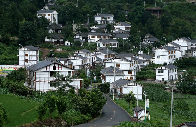 图为：风景如画的南江乡龙广村