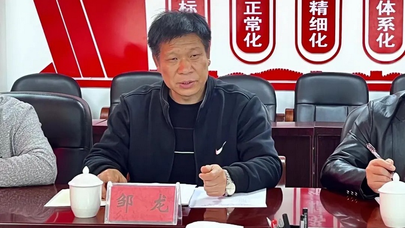 织金县中等职业学校党支部副书记、副校长邹龙。