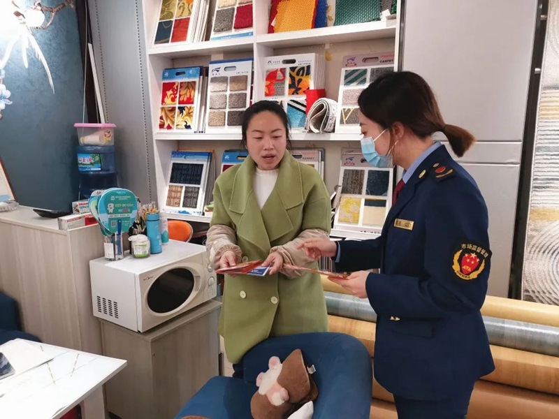 图片执法人员向经营业主宣传企业年报申报相关知识2