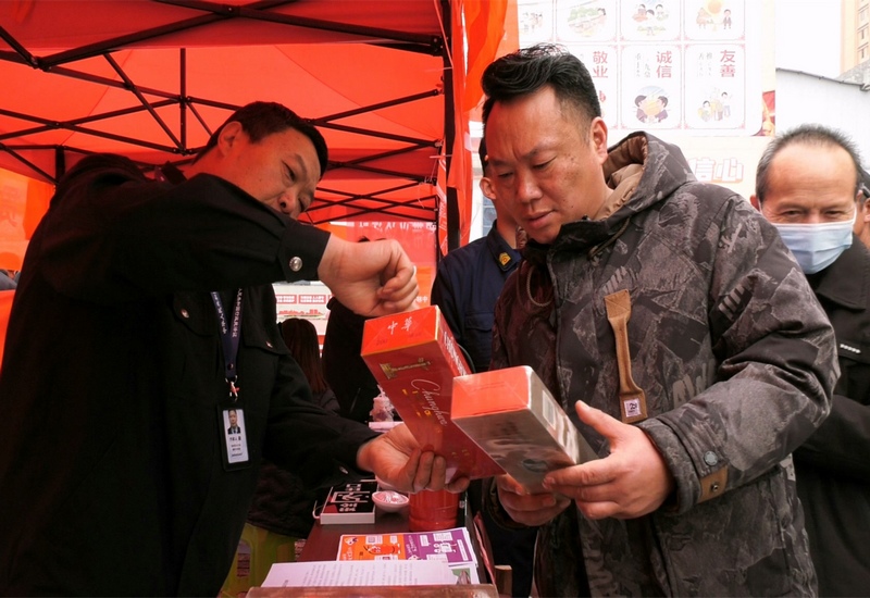 3月15日，贵州省大方县市场监管局工作人员向消费者介绍如何识别假冒伪劣商品。（何志刚 摄）.jpg