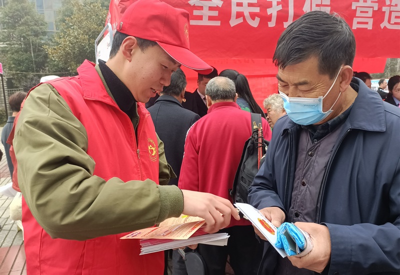 3月15日，贵州省大方县志愿者在杜鹃广场向消费者宣传维权知识。（黄伦江 摄）.jpg