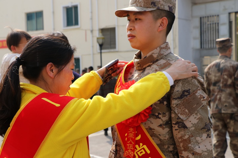 家长为新兵整理衣服。