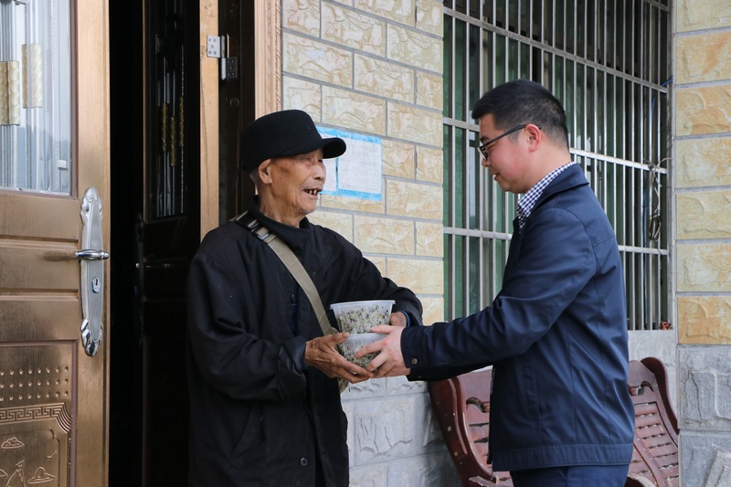 給獨居老人送社飯。