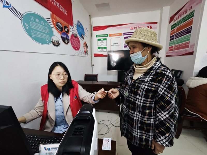 志愿者引导居民办理公交IC卡业务。吴悦月摄 (2)