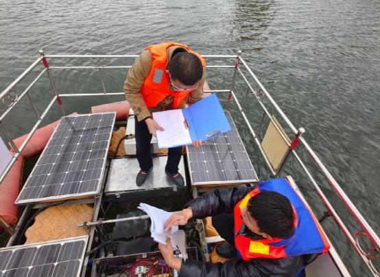 3月16日工作人员在红枫湖水源地水质自动监测站检查仪器设备运行情况。