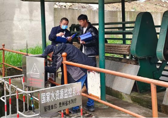 3月17日工作人员在花溪河水源地水质自动监测站检查仪器设备运行情况。