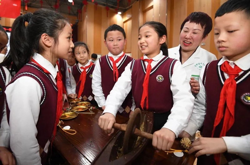 图片南明区花果园第三小学的学生正在中医药文化进校园活动现场体验研磨中草药4