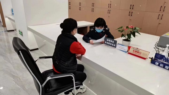 税务公职律师正在为纳税人解答涉税法律相关问题。