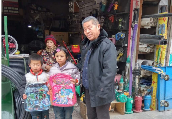 石阡县泉都街道关工委副主任杨胜芝走访慰问留守儿童。