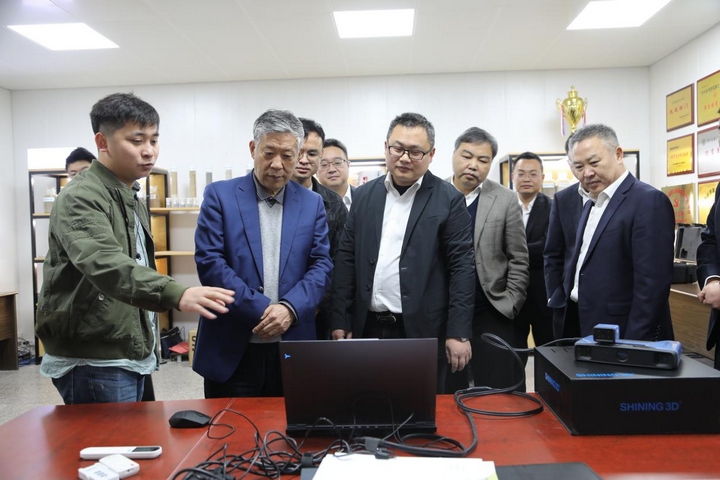 参观科研院。