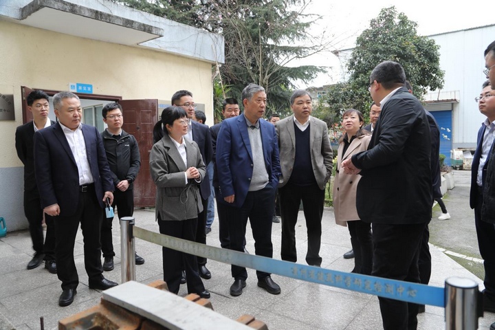 参观科研院。