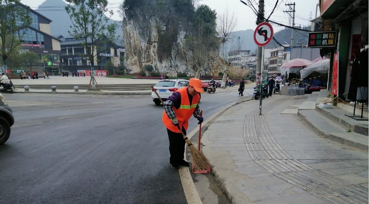 人工清扫路面。