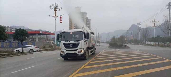 雾炮车洒水降尘。
