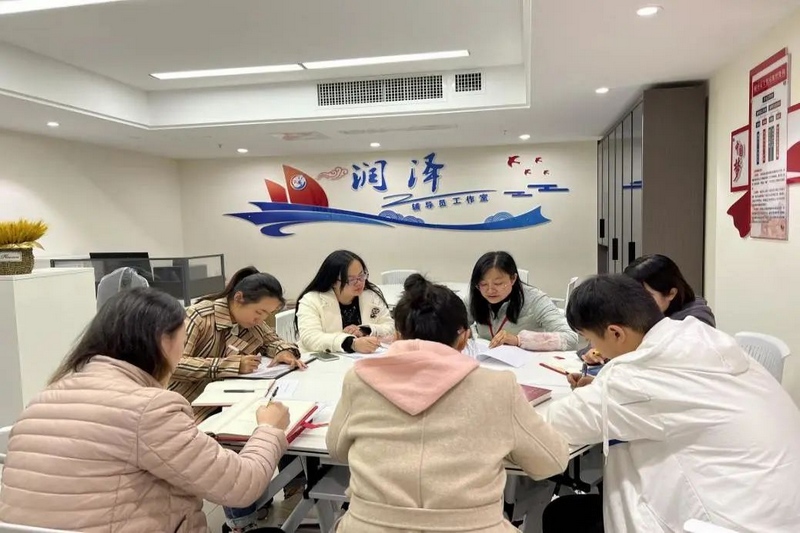 “润泽”辅导员工作室会议现场。