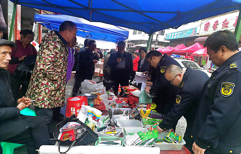 图为开展农资市场专项检查。胡天凤摄