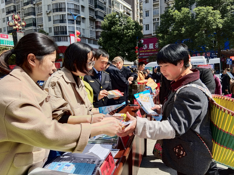 开展相关法律法规市场宣传。胡天凤摄