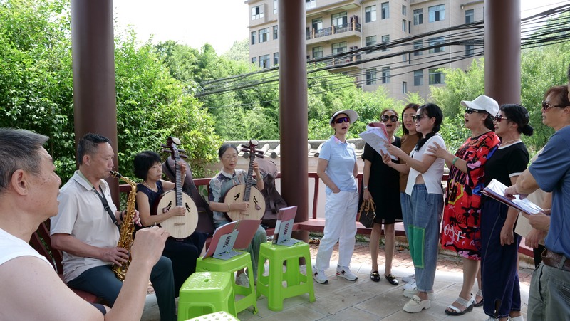 2022年8月9日，贵州省大方县核桃乡木寨社区游客在奏唱红歌 。（周训贵 摄）.JPG
