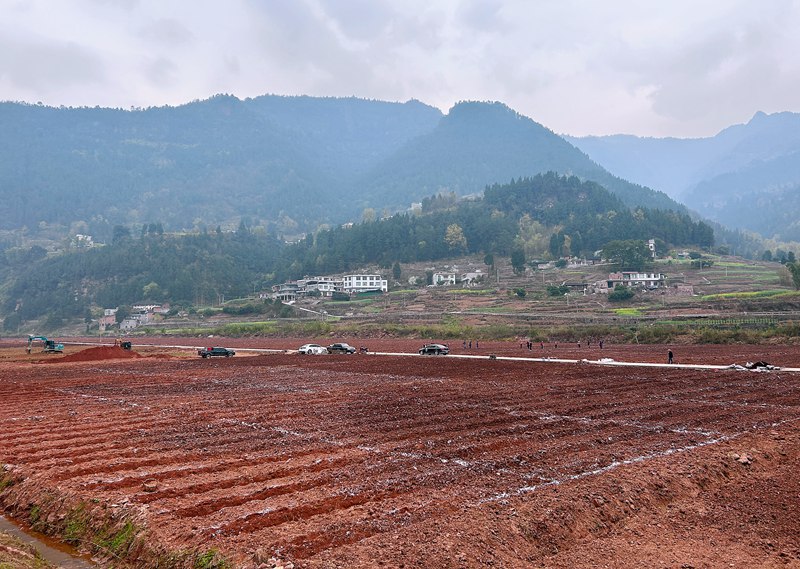 习水县同民镇长安村百亩大田整治施工现场。