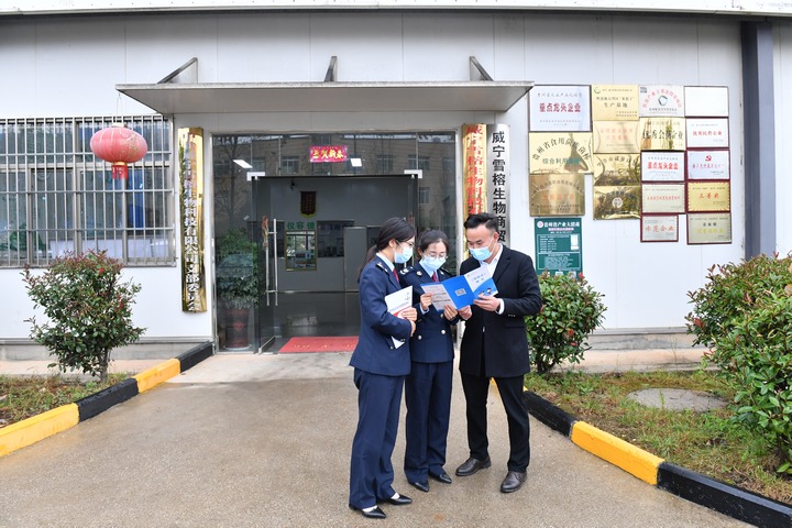 威宁县税务干部到企业宣传税惠政策。