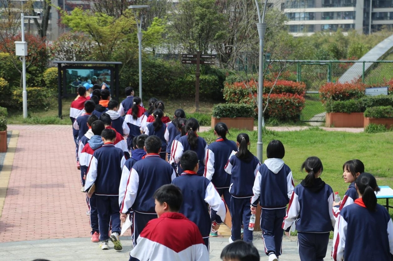 学生们参观景观公园污水处理再生利用。
