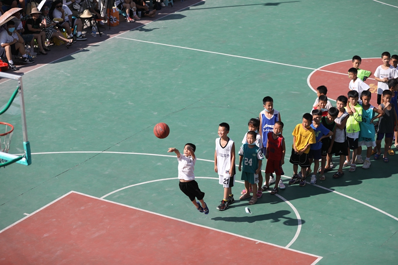 孩子们参与篮球互动。台江县融媒体中心供图
