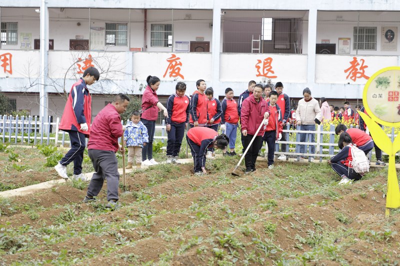 3月24日，大方縣特殊教育學校師生在春耕實踐中翻土。（何力輝 攝）.jpg