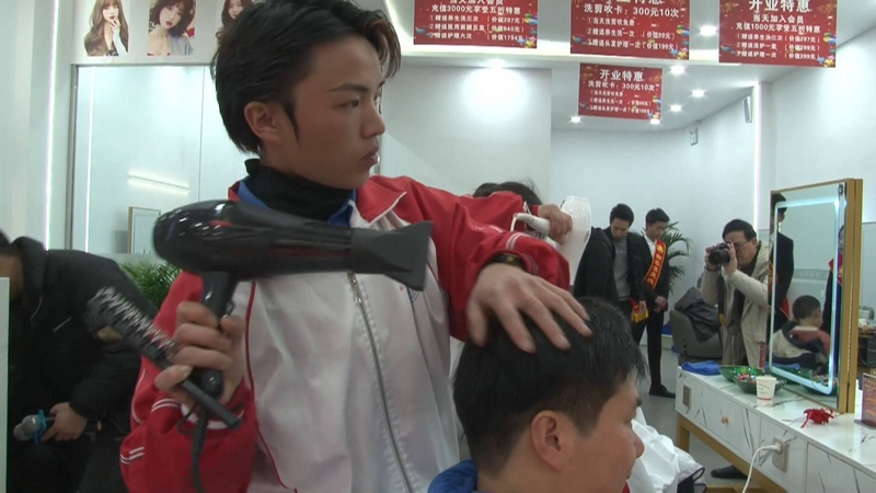 3月24日，毕节同心职校学生在大方县佳鑫广场实训基地进行美发实操。（万莹芳 摄）.jpg