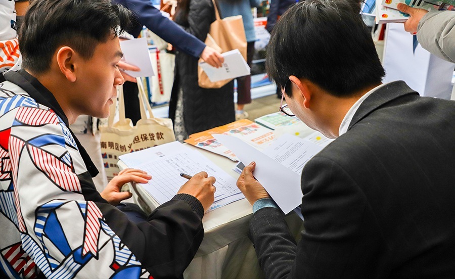 学生投送简历至云岩区企业。陈飞宏摄