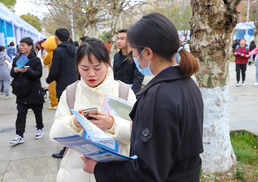 云岩区讲解员为学生讲解政策。陈飞宏摄