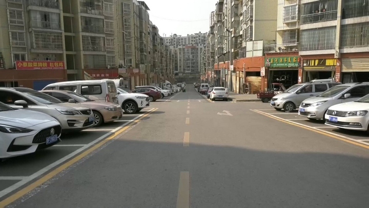3月28日，大方縣紅旗街道西南社區改造規范后的停車位。尚琳玲攝