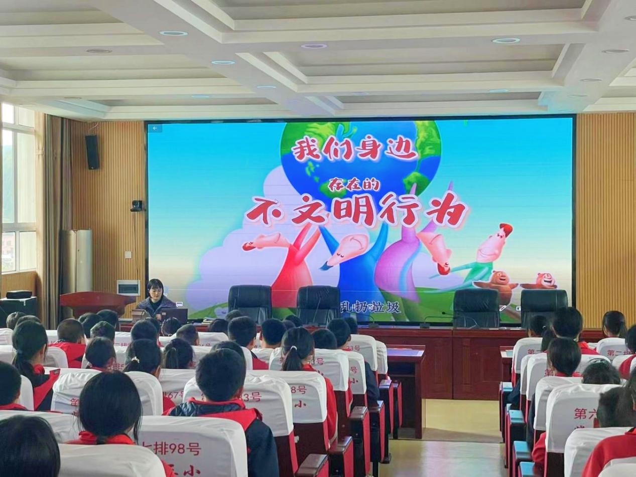 播放不文明行为视频。