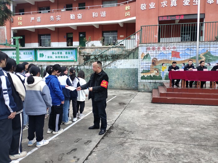 工作人员到学校开展法治讲堂。