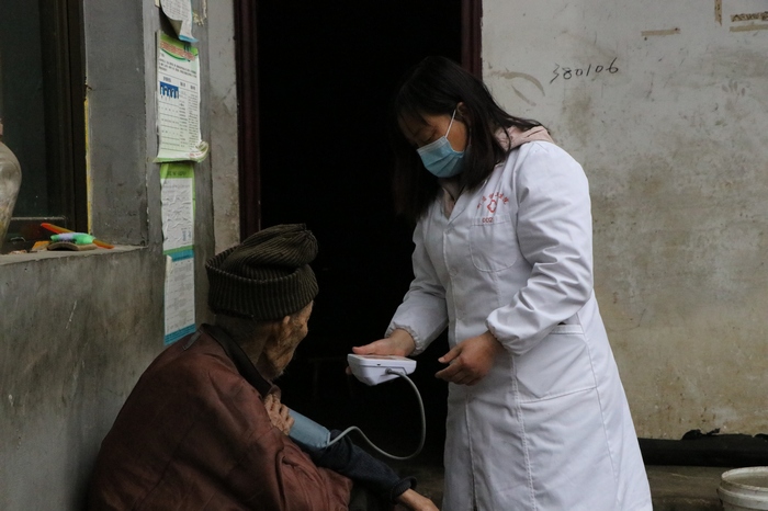 正在入户走访的村医张意竹。