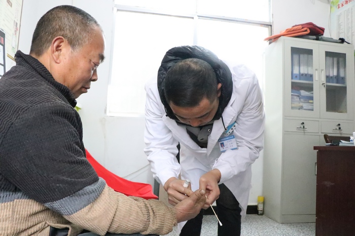混寨村村医杨榕正在为群众进行医疗服务。