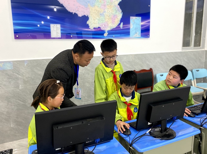 在習水縣第二小學科技活動中心,同學們熟練地操控著計算機。