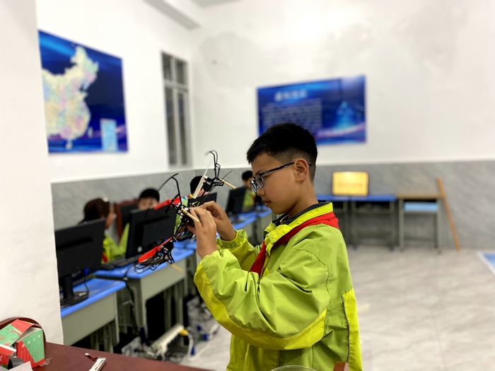 完成微型無人機組裝。