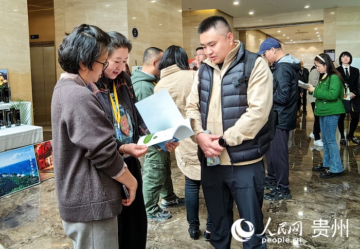 會議現場與會嘉賓相互交流。人民網 李永馨攝
