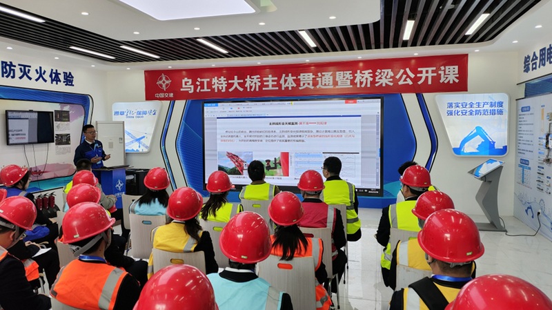 总工程师陈诗泉授课。