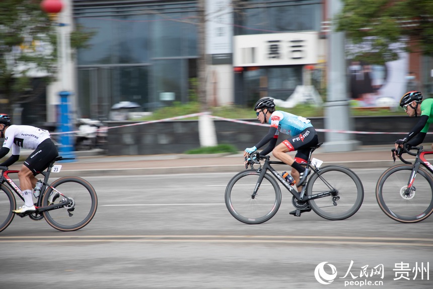 参赛选手行驶在公路赛道。人民网 顾兰云摄