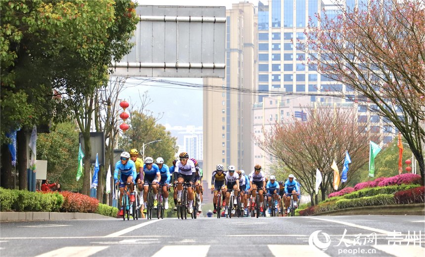 參賽選手在緩坡路段行駛。人民網 顧蘭雲攝