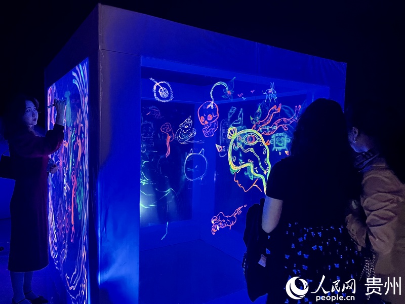 群众参与荧光绘画趣味互动活动。人民网 李丽萍摄